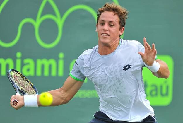 Spanish tennis player Roberto Carballes Baena returns the ball to German Aljaz Bedene during the first journey of the Masculine Miami Tennis Open in Cayo Vizcaino, Miami, FL, United States, 24 March 2016. ROBERTO CARBALLES BAENA VS ALJAZ BEDENE !ACHTUNG: NUR REDAKTIONELLE NUTZUNG!  MIA015 20160324-635944549220896149