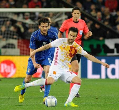 24.03.2016. Stadio Friuli, Udine, Italy. International Football friendly (Nationalmannschaft) Italy versus Spain. Fabregas passes across midfield xActivaFotox  ActionPlus11721862