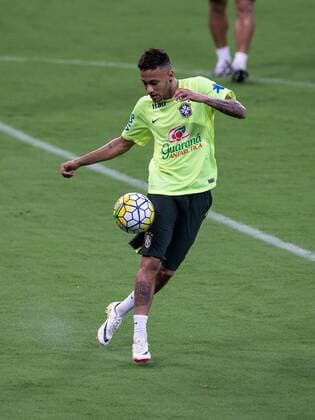 Treino da Selecao Brasileira de Futebol RECIFE, PE - 03 24 2016: TRAINING SOCCER BRAZILIAN SELECTION - Neymar Jr. during training of the Brazilian soccer team in the Arena Pernambuco to reconhecimendo lawn one day before the match against Uruguay in qualifying World Cup 2018 Russia. (Photo: Marcelo Machado de Melo FotoArena)  MarceloxMachadoxdexMelo