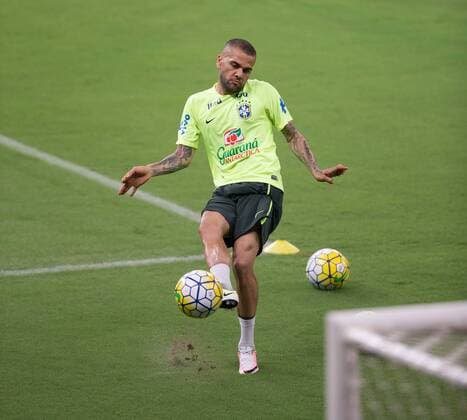 Treino da Selecao Brasileira de Futebol RECIFE, PE - 24 03 2016: TRAINING SOCCER BRAZILIAN SELECTION - Daniel Alves during training of the Brazilian soccer team in the Arena Pernambuco to reconhecimendo lawn one day before the match against Uruguay in qualifying World Cup 2018 Russia. (Photo: Marcelo Machado de Melo FotoArena)  MarceloxMachadoxdexMelo