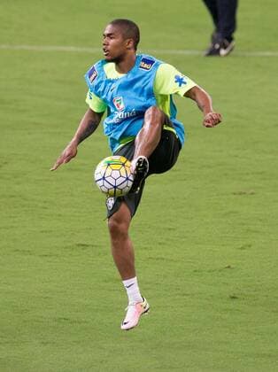 Treino da Selecao Brasileira de Futebol RECIFE, PE - 03 24 2016: TRAINING SOCCER BRAZILIAN SELECTION - Douglas Costa during training of the Brazilian soccer team in the Arena Pernambuco to reconhecimendo lawn one day before the match against Uruguay in qualifying World Cup 2018 Russia. (Photo: Marcelo Machado de Melo FotoArena)  MarceloxMachadoxdexMelo
