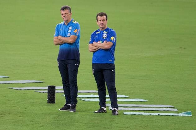 Treino da Selecao Brasileira de Futebol RECIFE, PE - 03 24 2016: TRAINING SOCCER BRAZILIAN SELECTION - Gilmar Mendes and Carlos Dunga during training of the Brazilian soccer team in the Arena Pernambuco to reconhecimendo lawn one day before the match against Uruguay in qualifying World Cup 2018 Russia . (Photo: Marcelo Machado de Melo FotoArena)  MarceloxMachadoxdexMelo