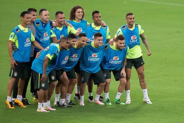 Treino da Selecao Brasileira de Futebol RECIFE, PE - 24 03 2016: TRAINING SOCCER BRAZILIAN SELECTION - Players pose for photo during training of the Brazilian soccer team in the Arena Pernambuco to reconhecimendo lawn one day before the match against Uruguay in qualifying World Cup 2018 Russia . (Photo: Marcelo Machado de Melo FotoArena)  MarceloxMachadoxdexMelo