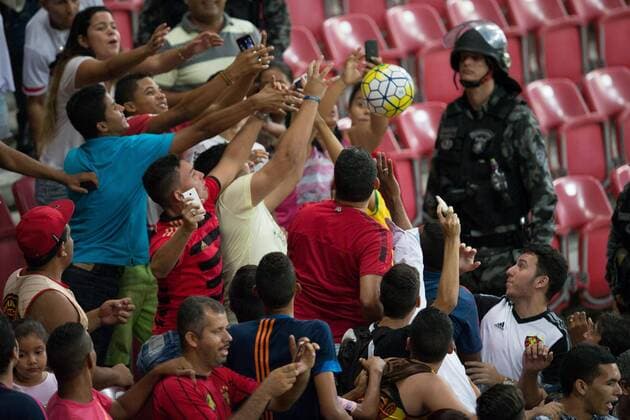 Treino da Selecao Brasileira de Futebol RECIFE, PE - 24 03 2016: TRAINING SOCCER BRAZILIAN SELECTION - Fans receive ball from William during training of the Brazilian soccer team in the Arena Pernambuco to reconhecimendo lawn one day before the match against Uruguay in qualifying World Cup 2018 Russia. (Photo: Marcelo Machado de Melo FotoArena)  MarceloxMachadoxdexMelo