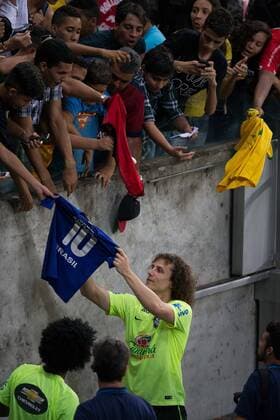 Treino da Selecao Brasileira de Futebol RECIFE, PE - 03 24 2016: TRAINING SOCCER BRAZILIAN SELECTION - David Luiz Autographs shirts during training of the Brazilian soccer team in the Arena Pernambuco to reconhecimendo lawn one day before the match against Uruguay in qualifying World Cup 2018 Russia . (Photo: Marcelo Machado de Melo FotoArena)  MarceloxMachadoxdexMelo