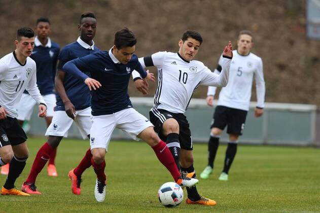Konz Goerkem Saglam (Deutschland) im Zweikampf mit Alec Georgen (Frankreich) Deutschland vs Frankreich --- Fussball --- U18-Laenderspiel --- 24.03.2016 Copyright: Weissx Eibner-Pressefoto EP_rws