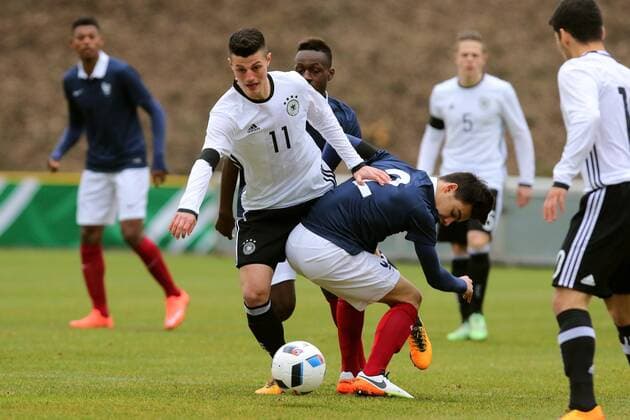 Konz Dijon Ramaj (Deutschland) im Zweikampf mit Alec Georgen (Frankreich) Deutschland vs Frankreich --- Fussball --- U18-Laenderspiel --- 24.03.2016 Copyright: Weissx Eibner-Pressefoto EP_rws