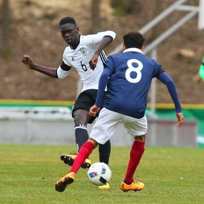 Konz Idrissa Toure (Deutschland) tunnelt Bilal Boutobbia (Frankreich) Deutschland vs Frankreich --- Fussball --- U18-Laenderspiel --- 24.03.2016 Copyright: Weissx Eibner-Pressefoto EP_rws