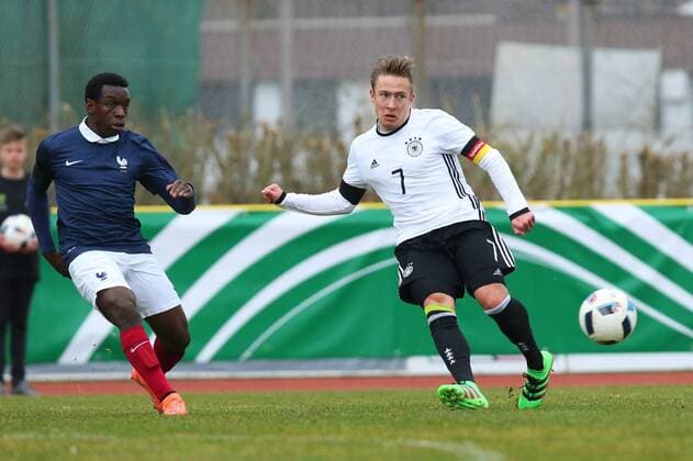 Konz Felix Passlack (Deutschland) im Zweikampf mit Chris Maoussa (Frankreich) Deutschland vs Frankreich --- Fussball --- U18-Laenderspiel --- 24.03.2016 Copyright: Weissx Eibner-Pressefoto EP_rws
