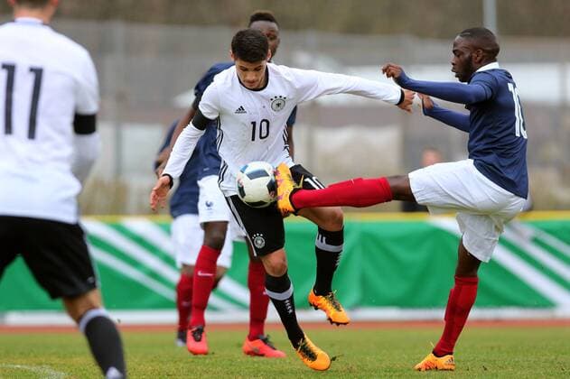 Konz Goerkem Saglam (Deutschland) im Zweikampf mit Nanitamo Ikone (Frankreich) Deutschland vs Frankreich --- Fussball --- U18-Laenderspiel --- 24.03.2016 Copyright: Weissx Eibner-Pressefoto EP_rws