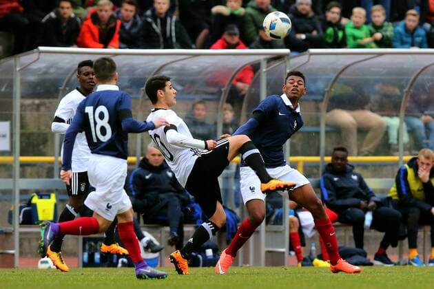 Konz Goergem Saglam (Deutschland) im Zweikampf mit Jeff Reine Adelaide (Frankreich) Deutschland vs Frankreich --- Fussball --- U18-Laenderspiel --- 24.03.2016 Copyright: Weissx Eibner-Pressefoto EP_rws
