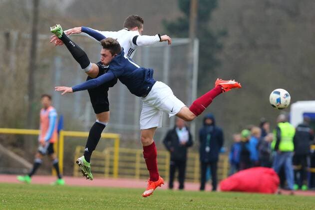 Joel Abu Hanna (Deutschland) im Luftzweikampf mit Gwenn Foulon (Frankreich) Deutschland vs Frankreich --- Fussball --- U18-Laenderspiel --- 24.03.2016 Copyright: Weissx Eibner-Pressefoto EP_rws