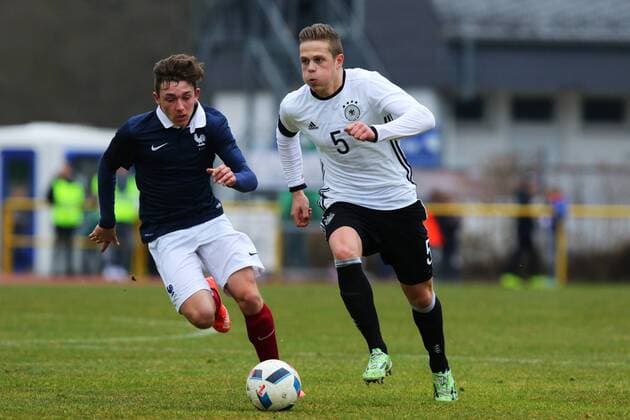 Joel Abu Hanna (Deutschland) im Laufduell mit Gwenn Foulon (Frankreich) Deutschland vs Frankreich --- Fussball --- U18-Laenderspiel --- 24.03.2016 Copyright: Weissx Eibner-Pressefoto EP_rws