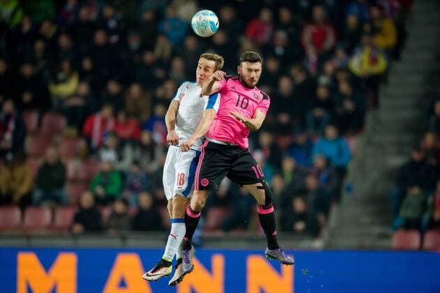 24. Maerz 2016: Prag (Stadion Letna), Fussball Testspiel: Tschechien - Schottland: Josef Sural (weiss, Tschechien) gegen Schottlands Robert Snodgrass.