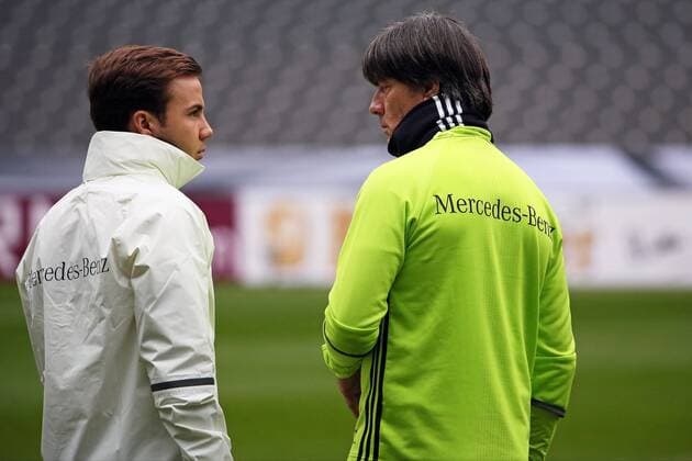 Bundestrainer Joachim Löw mit Mario Götze - Abschlusstraining der Deutschen Nationalmannschaft, Olympiastadion Berlin
