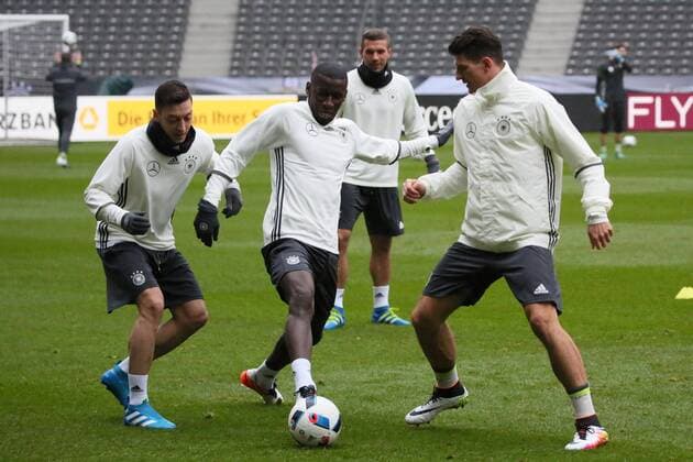 Mesut Özil und Mario Gomez werden von Antonio Rüdiger vom Ball getrennt - Abschlusstraining der Deutschen Nationalmannschaft, Olympiastadion Berlin