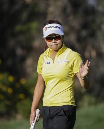 March 25, 2016: Jenny Shin waves to the crowd after a birdie putt on the 1st green during the second round of the Kia Classic at Aviara Golf Club in Carlsbad, California. LPGA Golf Damen 2016: Kia Classic MAR 25 - ZUMAc04_