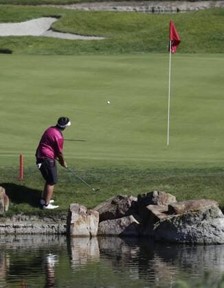 March 25, 2016: Daniela Iacobelli chips out of the rocks around the 3rd green during the second round of the Kia Classic at Aviara Golf Club in Carlsbad, California. LPGA Golf Damen 2016: Kia Classic MAR 25 - ZUMAc04_