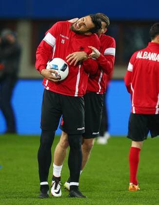 Bilder des Tages - SPORT SOCCER - AUT vs ALB, test match, preview VIENNA,AUSTRIA,25.MAR.16 - SOCCER - OEFB international match Länderspiel Austria vs Albania, friendly match, preview, training team ALB. Image shows Mergim Mavraj and Ermir Lenjani (ALB). GEPAxpictures xChristianxOrt