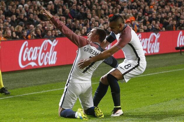 Fußball, Länderspiel, Niederlande - Frankreich Antoine Griezmann of France (L), Dimitri Payet of France (R) during the friendly match between Netherlands and France on March 25, 2016 at the Amsterdam Arena in Amsterdam, The Netherlands. Netherlands v France Friendly match 2015 2016 xVIxJeroenxPutmansxIVx 5216168