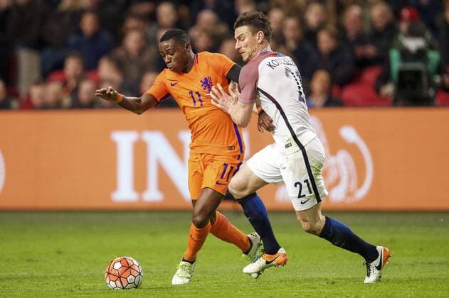Fußball, Länderspiel, Niederlande - Frankreich (L-R) Quincy Promes of Holland, Laurent Koscielny of France during the friendly match between Netherlands and France on March 25, 2016 at the Amsterdam Arena in Amsterdam, The Netherlands. Netherlands v France Friendly match 2015 2016 xVIxxIVx 5216319