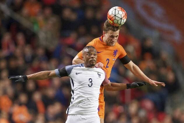 Fußball, Länderspiel, Niederlande - Frankreich (L-R) Patrice Evra of France, Joel Veltman of Holland during the friendly match between Netherlands and France on March 25, 2016 at the Amsterdam Arena in Amsterdam, The Netherlands. Netherlands v France Friendly match 2015 2016 xVIxxIVx 5216325