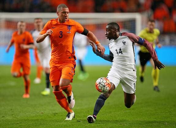 Fußball, Länderspiel, Niederlande - Frankreich 25.03.2016, Fussball Länderspiel, Testspiel, Niederlande - Frankreich, in der Amsterdam-Arena Amsterdam (Niederlande). v.l. Jeffrey Bruma (Niederlande) gegen Blaise Matuidi (Frankreich) 