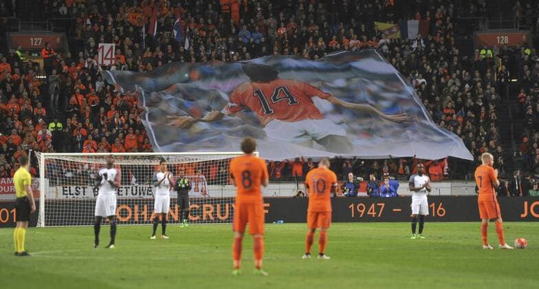 Bilder des Tages - SPORT Fußball, Länderspiel, Niederlande - Frankreich, Trauer um Johan Cruyff International Friendly Länderspiel The Netherlands vs France Amsterdam The Netherlands 25th March 2016 International Friendly The Netherlands vs France At 14 minutes the game is stooped for a minutes applause for Dutch football legend Johan Cruijff who paased away yesterday. Photo :Richard Wareham 