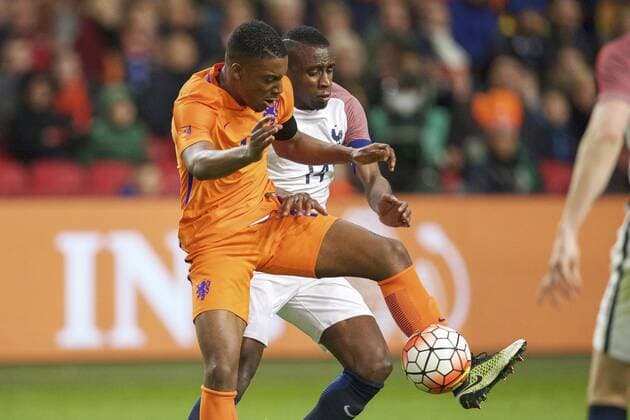 Fußball, Länderspiel, Niederlande - Frankreich (L-R) Riechedly Bazoer of Holland, Blaise Matuidi of France during the friendly match between Netherlands and France on March 25, 2016 at the Amsterdam Arena in Amsterdam, The Netherlands. Netherlands v France Friendly match 2015 2016 xVIxxIVx 5216482