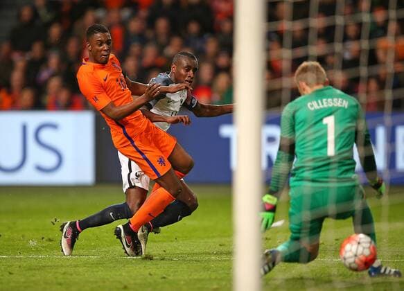 Bilder des Tages - SPORT Fußball, Länderspiel, Niederlande - Frankreich 25.03.2016, Fussball Länderspiel, Testspiel, Niederlande - Frankreich, in der Amsterdam-Arena Amsterdam (Niederlande). Tor zum 2:3 , v.l. Riechedly Bazoer (Niederlande) gegen Torschütze Blaise Matuidi (Frankreich) und Torwart Jasper Cillessen (Niederlande) 