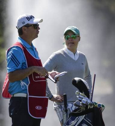 March 25, 2016: Holly Clyburn talks over her shot with her caddie during the second round of the Kia Classic at Aviara Golf Club in Carlsbad, California. LPGA Golf Damen 2016: Kia Classic MAR 25 - ZUMAc04_