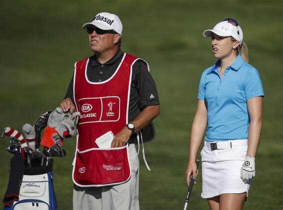 March 25, 2016: Jodi Ewart Shadoff watches Dori Carters shot land on the 18th green during the second round of the Kia Classic at Aviara Golf Club in Carlsbad, California. LPGA Golf Damen 2016: Kia Classic MAR 25 - ZUMAc04_