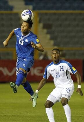 Brayan Beckeles (R) of Honduras vies for the ball with Alexander Larin (L) of El Salvador during their FIFA World Cup WM Weltmeisterschaft Fussball 2018 qualification soccer match between Honduras and El Salvador at the stadium Cuscatlan in San Salvador, El Salvador, 25 March 2016. El Salvador vs. Honduras !ACHTUNG: NUR REDAKTIONELLE NUTZUNG!  ESA01 20160326-635945679186814125