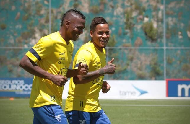 Fußball, Training Nationalteam Ecuador (160326) -- QUITO, March 26, 2016 -- Ecuador s Michael Arroyo (R) and Alex Bolanos attend a training session in Quito, capital of Ecuador, on March 25, 2016. Ecuador will play with Colombia in a qualifying match for the Russia 2018 World Cup finals March 29 in Barranquilla. Santiago Armas) (jp) (sp) (SP)ECUADOR-QUITO-SOCCER-TRAINING e SANTIAGOxARMAS 
