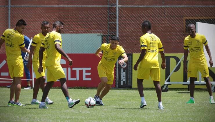 Fußball, Training Nationalteam Ecuador (160326) -- QUITO, March 26, 2016 -- Ecuador s players attend a training session in Quito, capital of Ecuador, on March 25, 2016. Ecuador will play with Colombia in a qualifying match for the Russia 2018 World Cup finals March 29 in Barranquilla. Santiago Armas) (jp) (sp) (SP)ECUADOR-QUITO-SOCCER-TRAINING e SANTIAGOxARMAS 