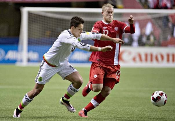 (160326) -- VANCOUVER, March 26, 2016 -- Mexico s Javier Herhandez (L) vies with Canada s Doneil Henry during a qualifier game of 2018 FIFA World Cup WM Weltmeisterschaft Fussball in Vancouver, Canada, March 25, 2016. Mexico won 3-0. ) (SP)CANADA-VANCOUVER-FIFA 2018 WORLD CUP-QUALIFICATION MATCH-CANADA VS MEXICO AndrewxSoong 