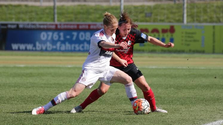 v.li.: Melanie Behringer (FCB, 7) in ihrem 250. Bundesligaspiel, Jubiläum, Lisa Karl (Freiburg, 2), Zweikampf, Duell, duel, tackle, Dynamik, Action, Aktion, Fussball, Allianz Frauen-Bundesliga, SC Freiburg - FC Bayern München, xozx