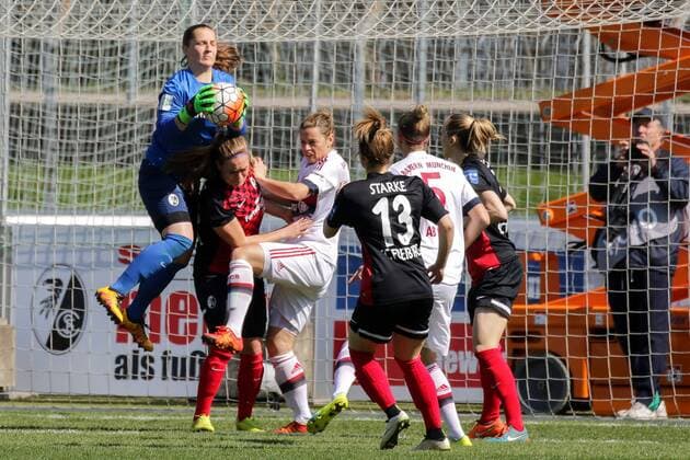 Laura Benkarth (Torwart, Freiburg, 1) fängt eine Flanke ab, Fussball, Allianz Frauen-Bundesliga, SC Freiburg - FC Bayern München, xozx