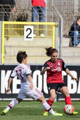 v.li.: Mana Iwabuchi (FCB, 13), Anja Maike Hegenauer (Freiburg, 24), Fussball, Allianz Frauen-Bundesliga, SC Freiburg - FC Bayern München, xozx