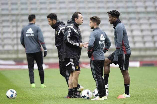 Fußball, Training Nationalteam Belgien Wilmots Marc head coach of Belgian Team talking to Batshuayi Michy forward of Belgium, Mertens Dries forward of Belgium and Dembele Moussa midfielder of Belgium FOOTBALL : Belgique - Entrainement et conference de presse - Bruxelles - 26 03 2016 Photonews Panoramic 