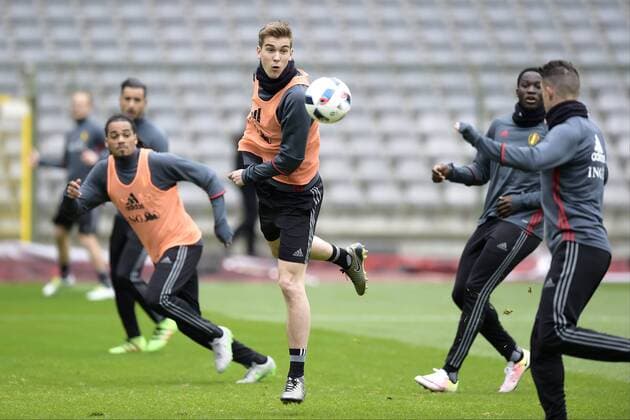 Fußball, Training Nationalteam Belgien Engels Bjorn, defender of Belgium heads a ball FOOTBALL : Belgique - Entrainement et conference de presse - Bruxelles - 26 03 2016 Photonews Panoramic 