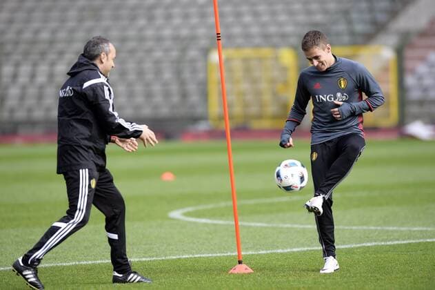 Fußball, Training Nationalteam Belgien Hazard Thorgan midfielder of Belgium warming up with Innaurato Mario physical trainer of Belgian Team FOOTBALL : Belgique - Entrainement et conference de presse - Bruxelles - 26 03 2016 Photonews Panoramic 