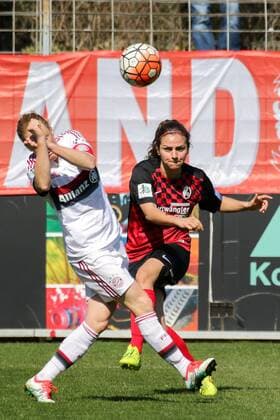 v.li.: Melanie Behringer (FCB, 7), Anja Maike Hegenauer (Freiburg, 24), Fussball, Allianz Frauen-Bundesliga, SC Freiburg - FC Bayern München, xozx