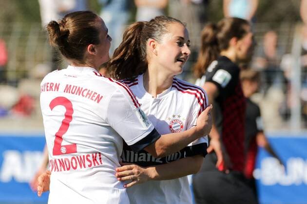 v.li.: Gina Lewandowski (FCB, 2), Torschützin Sara Ilonka Däbritz (Sara Daebritz, FCB, 33), Jubel, Torjubel, Torerfolg, celebrate the goal, goal, celebration, Jubel ueber das Tor, optimistisch, Action, Aktion, Torjubel nach dem 0:3, Fussball, Allianz Frauen-Bundesliga, SC Freiburg - FC Bayern München, xozx