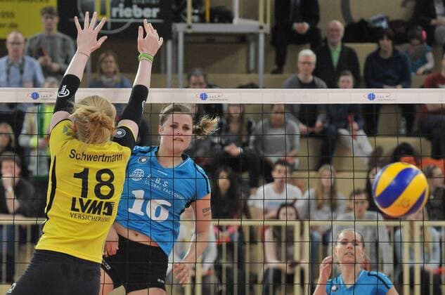 26.03.2016, xtkx, Volleyball 1.Bundesliga Damen, VC Wiesbaden - USC Münster, emspor v.l. Leonie Schwertmann (USC Muenster), Delainey Aigner Swesey (VC Wiesbaden),