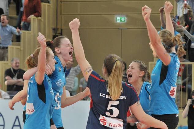 26.03.2016, xtkx, Volleyball 1.Bundesliga Damen, VC Wiesbaden - USC Münster, emspor v.l. Tanja Grosser (VC Wiesbaden), Rebecca Schaeperklaus (VC Wiesbaden), Alyssa Longo (VC Wiesbaden), Kaisa Alanko (VC Wiesbaden),