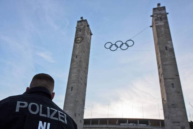 Berlin Polizei vor dem Olympiastadion beim Freundschaftsspiel Deutschland vs England am 26.03.2016, Copyright: Schülerx xEibner-Pressefoto EP_jse