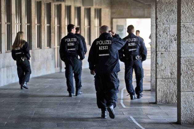Berlin Polizisten in den Zuschauerraengen beim Freundschaftsspiel Deutschland vs England am 26.03.2016, Copyright: Schülerx xEibner-Pressefoto EP_jse