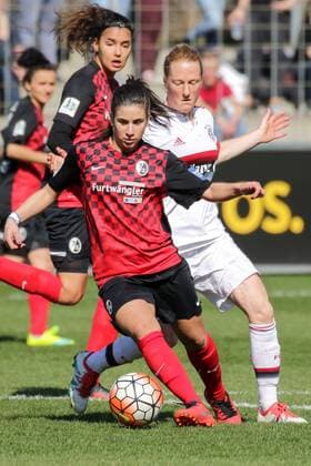 v.li.: Hasret Kayikci (Freiburg, 11), Melanie Behringer (FCB, 7), Fussball, Allianz Frauen-Bundesliga, SC Freiburg - FC Bayern München, xozx