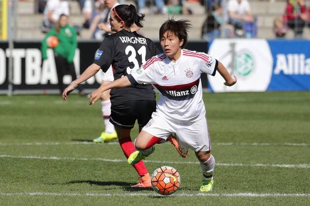v.li.: Selina Wagner (Freiburg, 31), Mana Iwabuchi (FCB, 13), Fussball, Allianz Frauen-Bundesliga, SC Freiburg - FC Bayern München, xozx